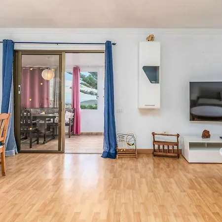 Welcoming House Near With Shared Pool