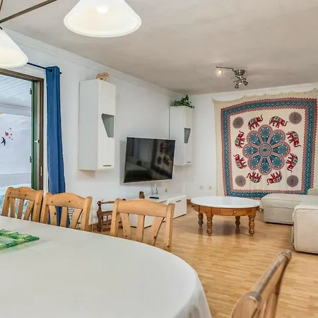 Welcoming House Near With Shared Pool *