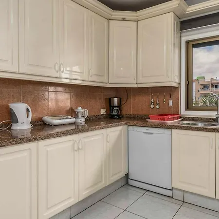 Welcoming House Near With Shared Pool *