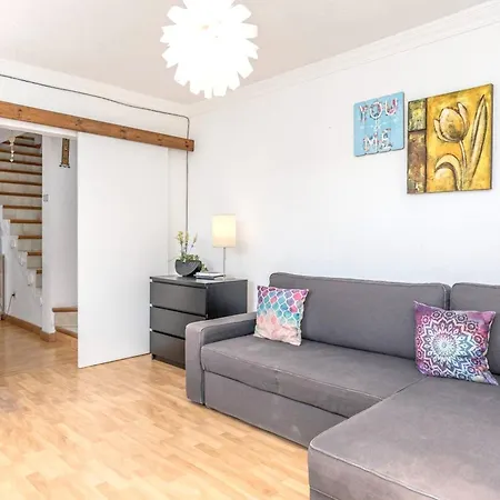 Semesterbostad Welcoming House Near With Shared Pool