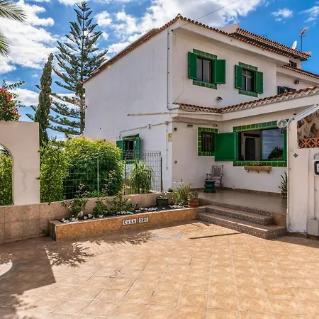 Welcoming House Near With Shared Pool