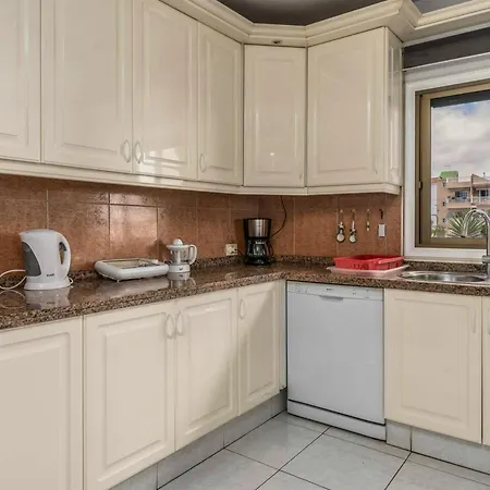 Welcoming House Near With Shared Pool *