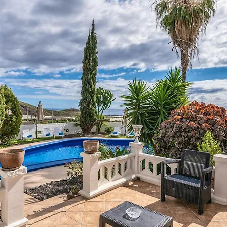 Welcoming House Near With Shared Pool Hébergement de vacances *